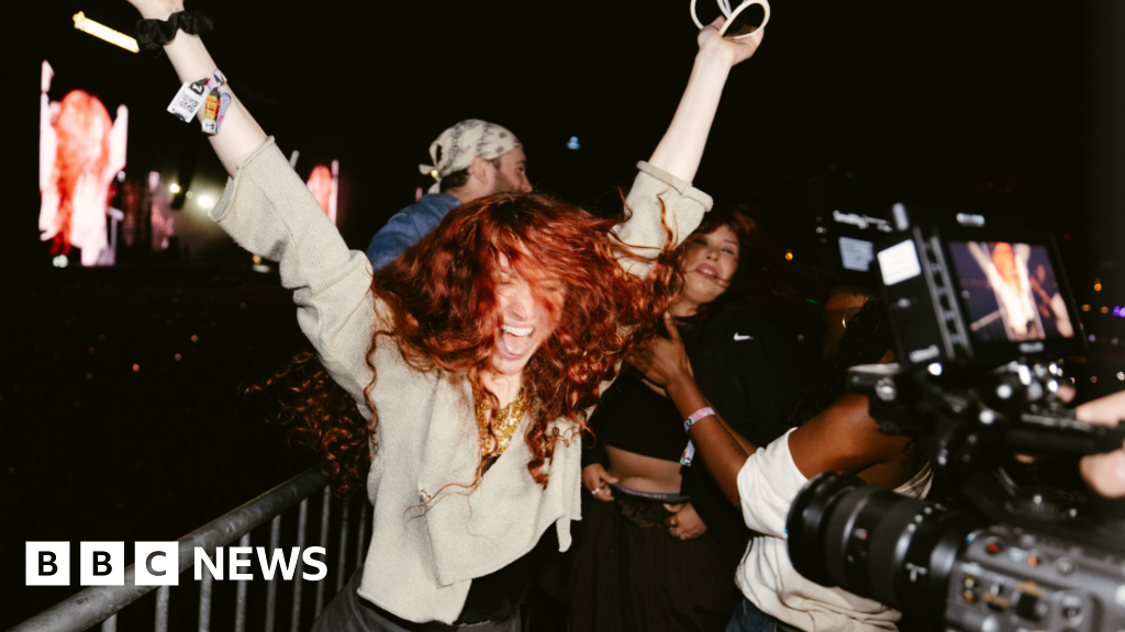 Chappell Roan's Apple dance, Charli XCX's brat curtain and other Primavera moments