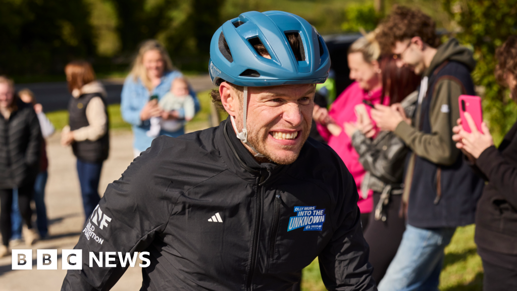 Olly Murs cheered on in charity challenge