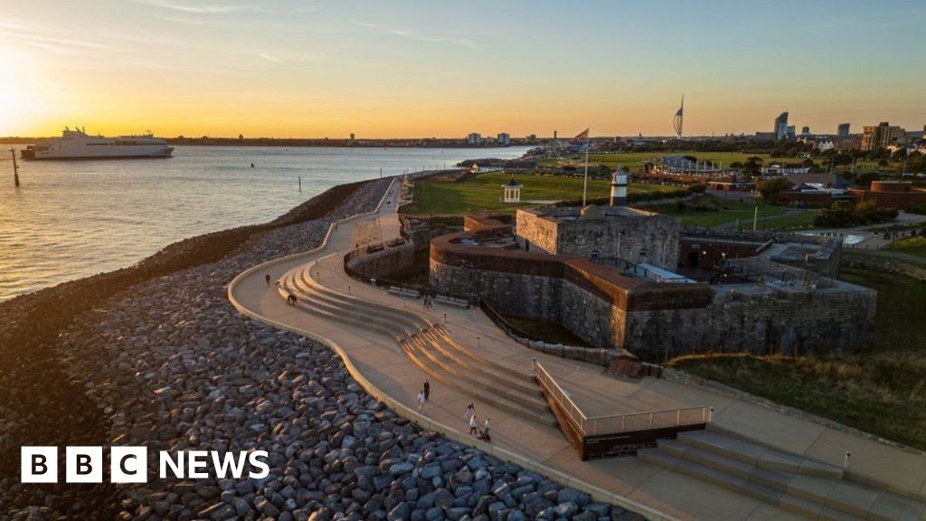 Southsea's 17th Century sea wall remains clad in etched steel