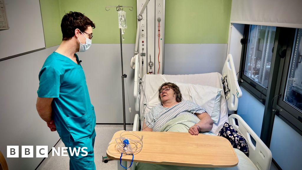 Los hospitales enfrentan una crisis: atención en pasillos ante la saturación invernal.