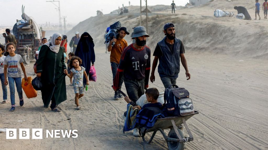 Thousands of Palestinians flee as Israeli troops push into Gaza City