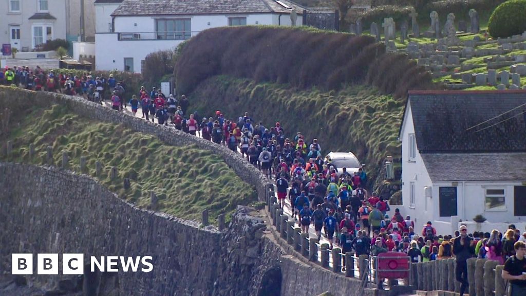 ランナーたちがコーンウォールの海岸沿いの100マイルレースに挑戦