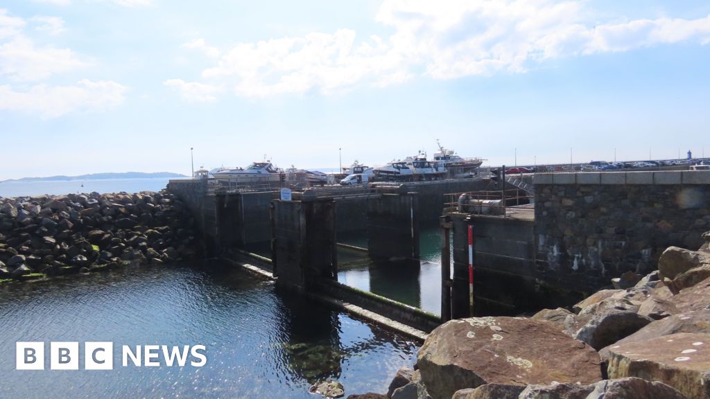 Guernsey politicians request £10m QE2 marina gate replacement