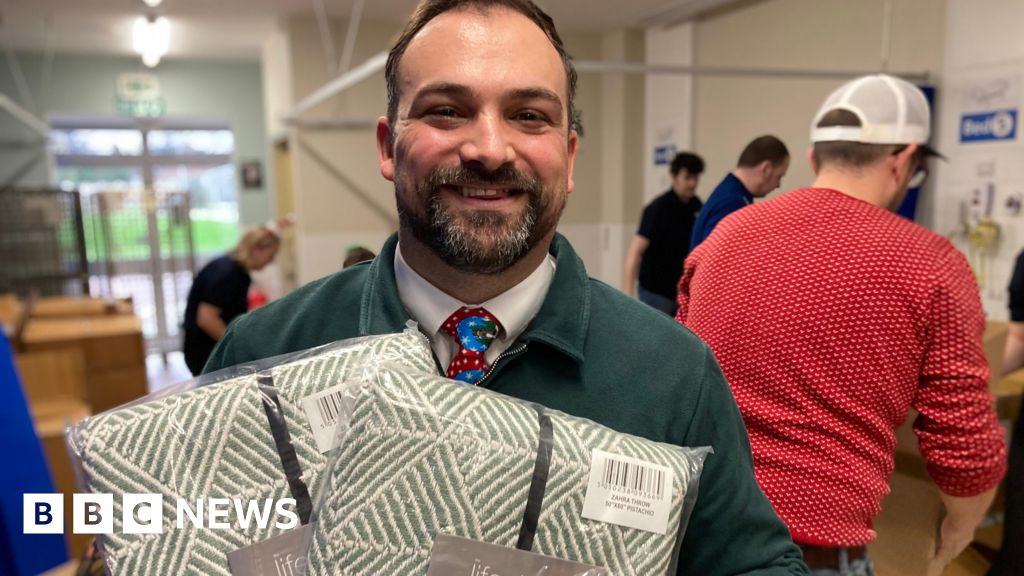 bbc.co.uk - Simon Spark - Volunteers hand out hundreds of gifts in Lincolnshire hospitals - BBC News