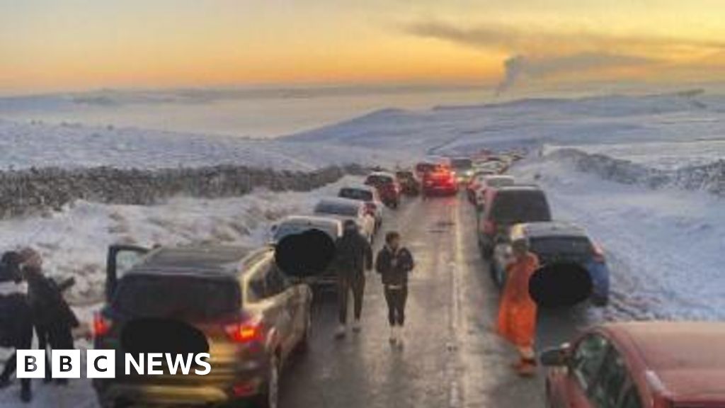 Para pekerja di Peak District tidak dapat bekerja di Edale karena mobil yang diparkir ganda