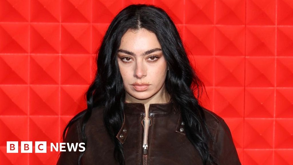 Brat z Charli XCX w końcu znalazł się na szczycie listy przebojów pod nieobecność Jamesa Blunta