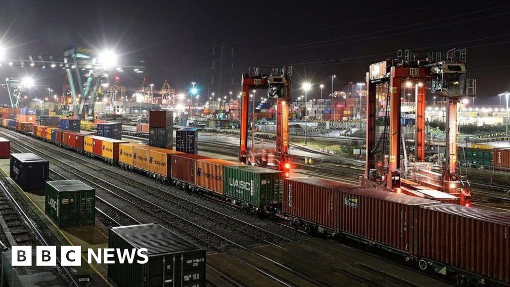 Southampton port: DP World extends rail to road incentive