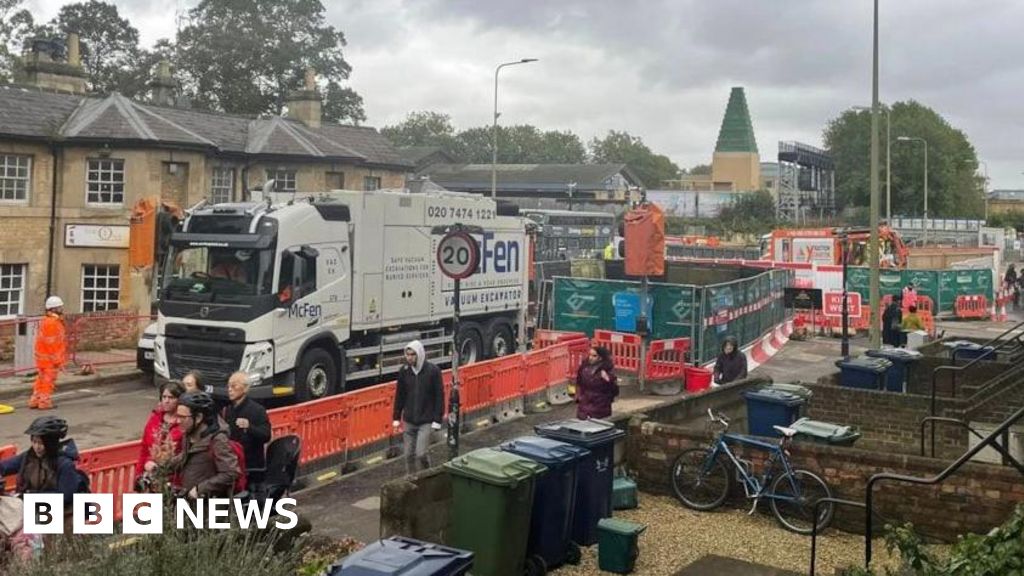 Oxford: Botley Road dug up by water firm to solve pipe puzzle