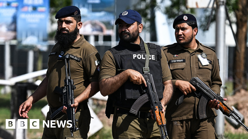 US and Iran in blockade standoff as Pakistan pushes for talks