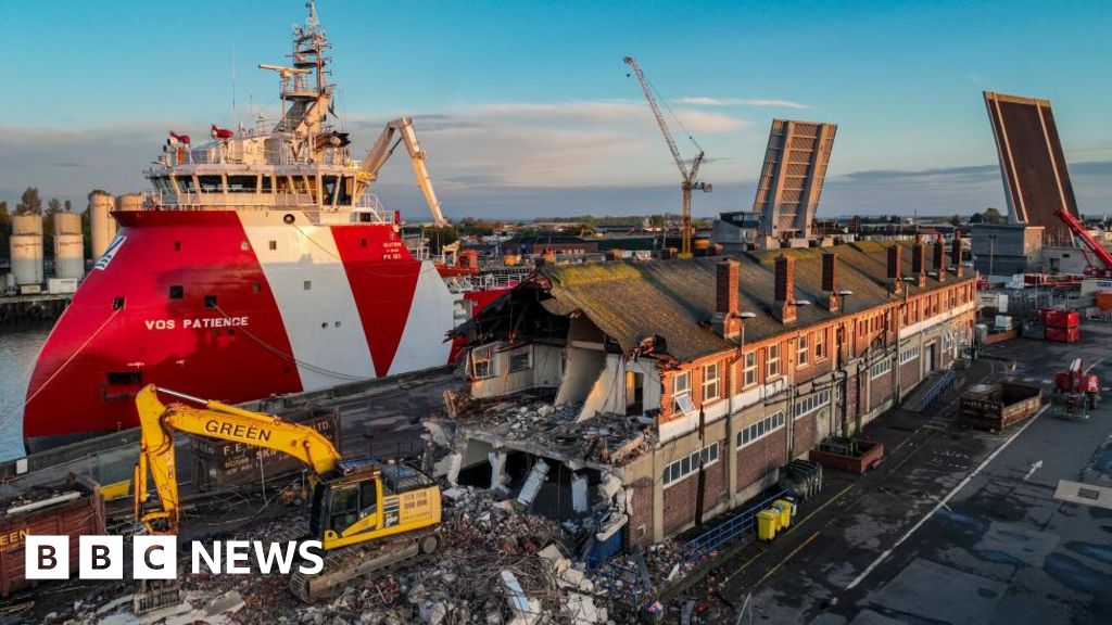 Final fish wharf building in Great Yarmouth comes down