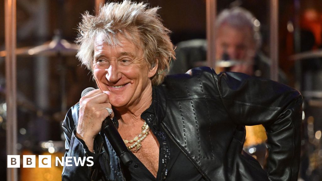 Rod Stewart to play Glastonbury's legends slot