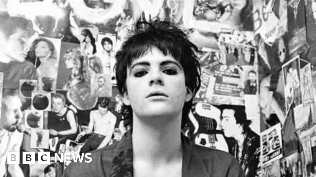 Lost photos show young Manics before star's disappearance