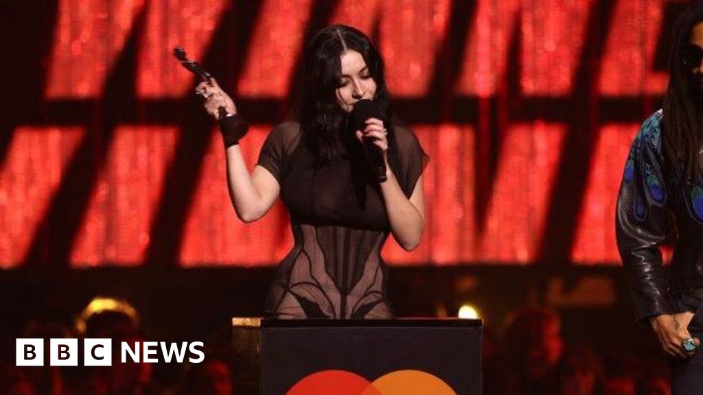 Brit Awards Go Brat As Charli XCX Menyapu Artis Terbaik dan Song of the Year