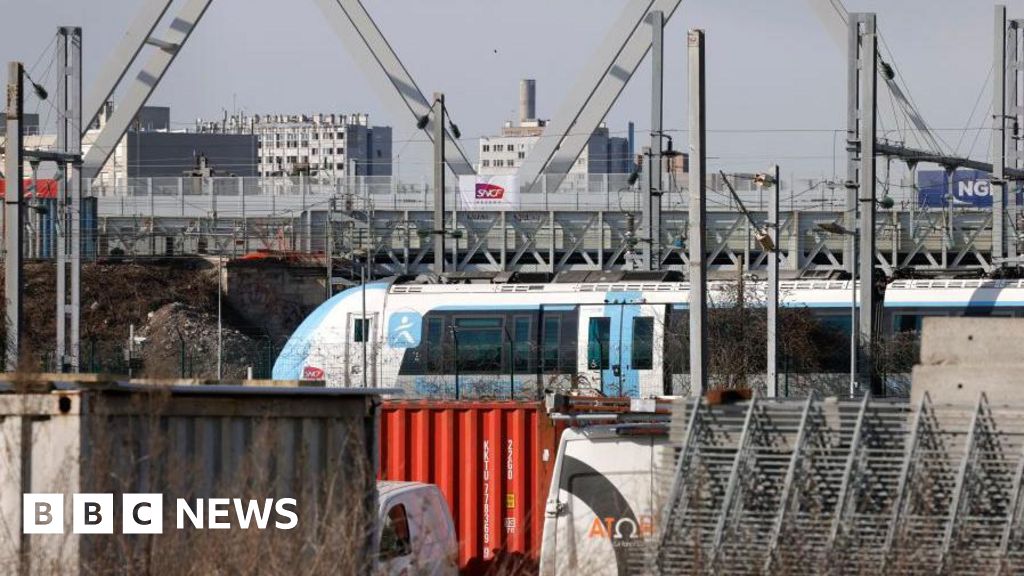 Paris train services slowly resume after WW2 bomb defused