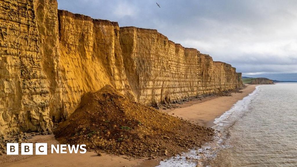 Tebing West Bay jatuh menghalangi pantai di Jurassic Coast Dorset