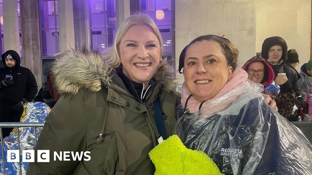 Excitement builds in rain for Robbie Williams Wolverhampton gig