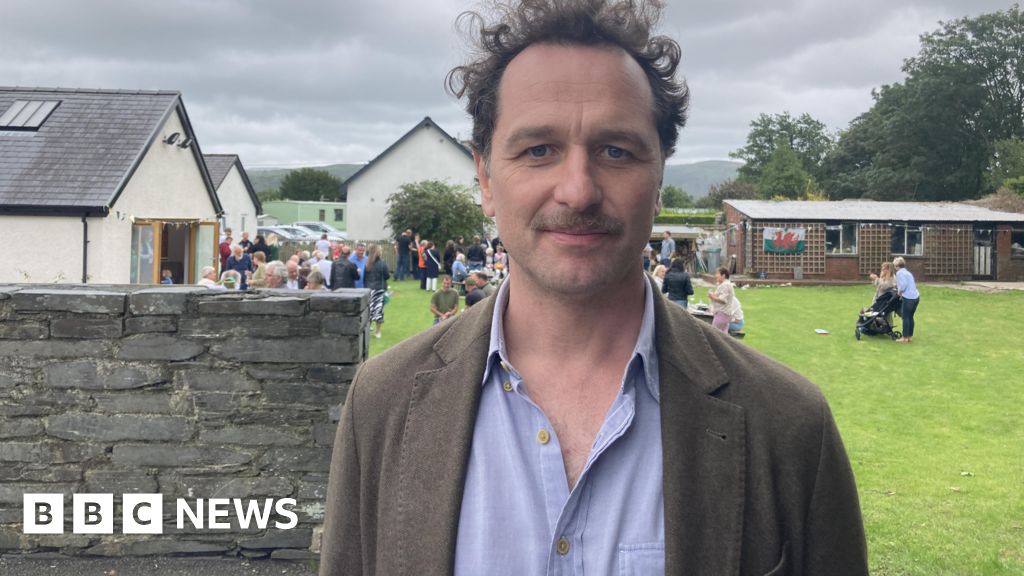 Pennal: Hollywood star Matthew Rhys helps reopen Glan yr Afon pub 