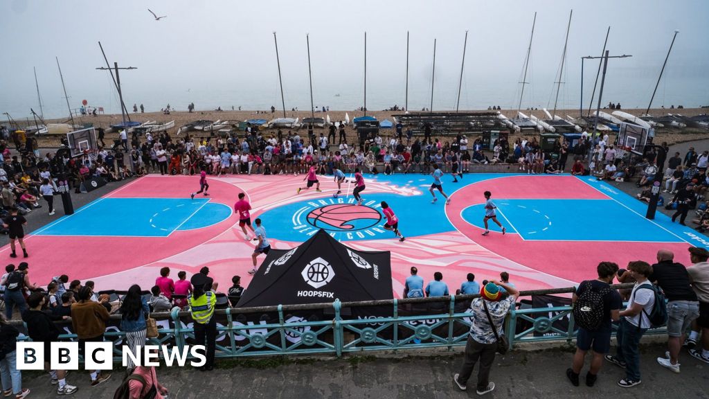 'Iconic' Brighton seafront basketball court reopens