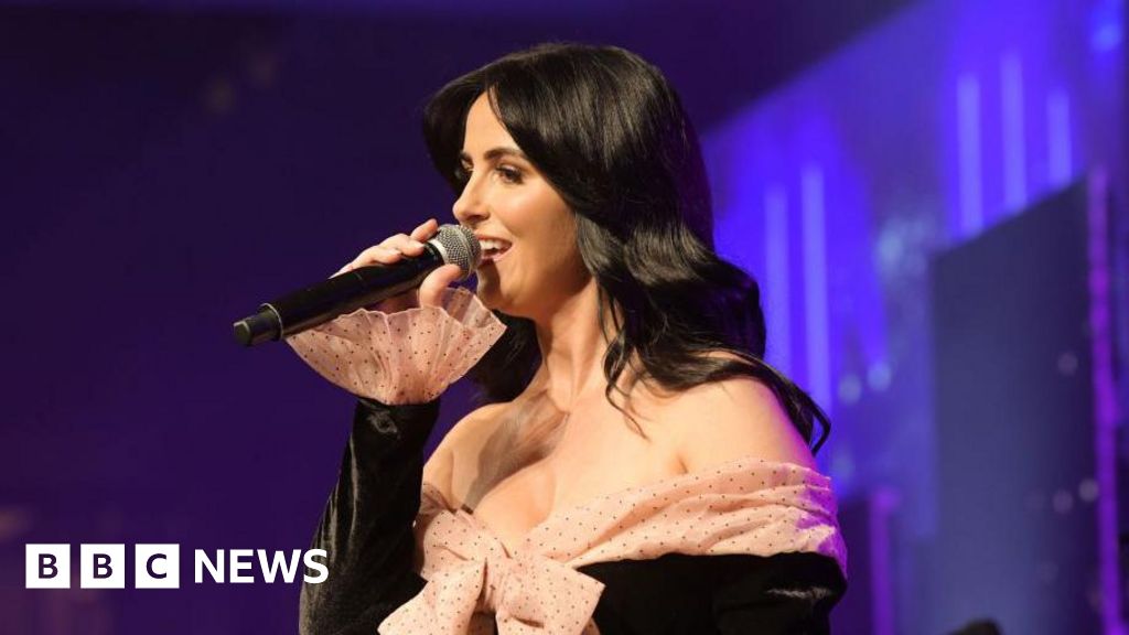 Lisa McHugh: Country music star in hospital with sepsis