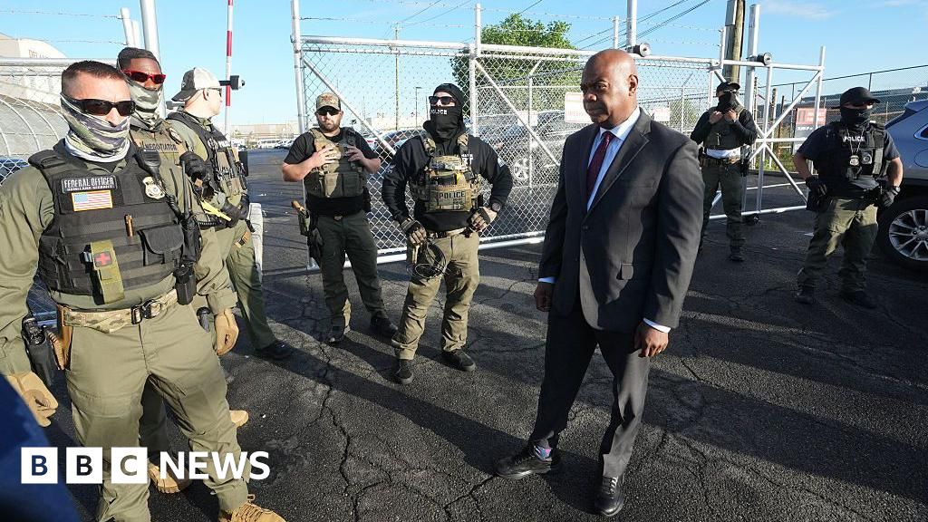 New Jersey mayor arrested for protesting at migrant centre
