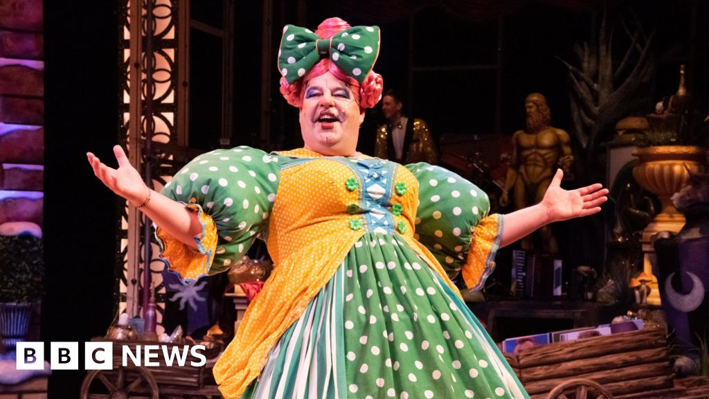 Panto Dame celebrates 1,000th Sheffield performance