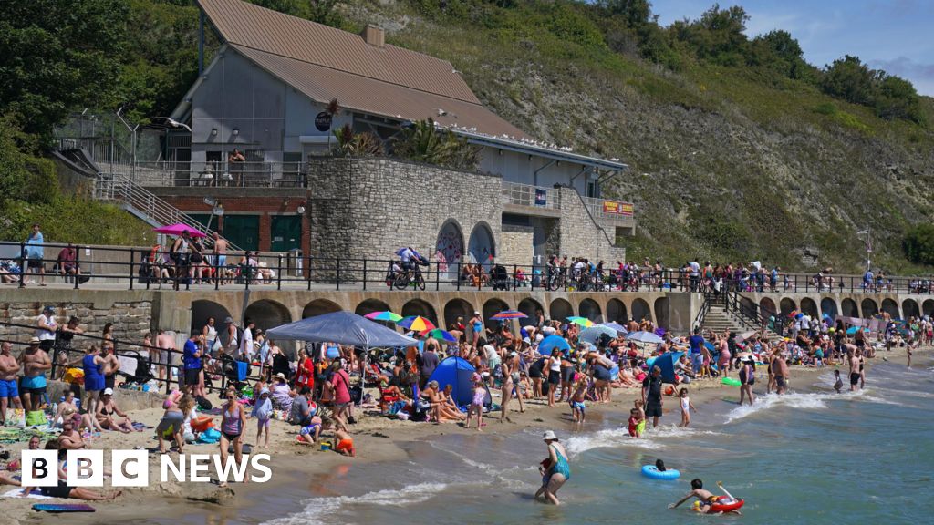 UK heatwave enters final day ahead of Monday dip