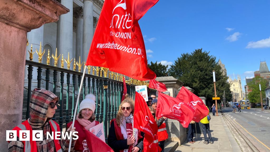 Uni staff strike for cost of living 'weighting'