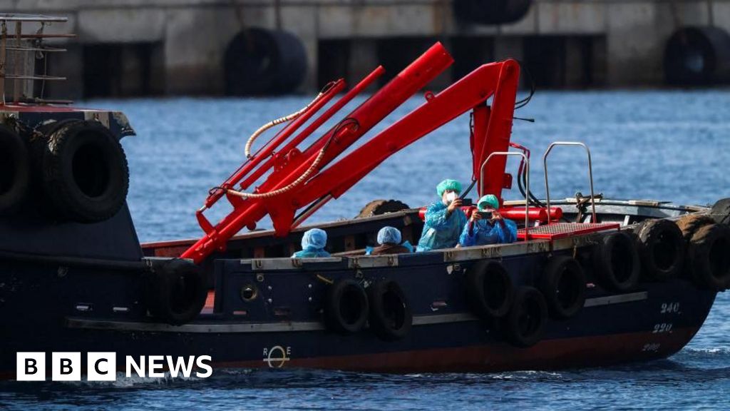 Spain starts evacuating hantavirus-hit cruise ship in Tenerife Spain starts evacuating hantavirus-hit cruise ship in Tenerife