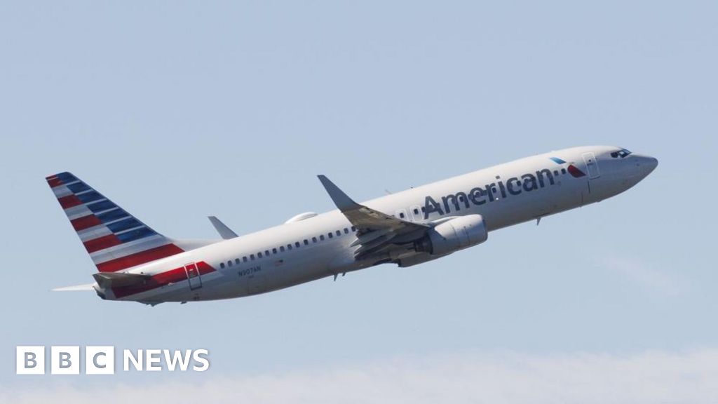 Maskapai American Airlines melanjutkan penerbangan pada Malam Natal setelah masalah teknis.