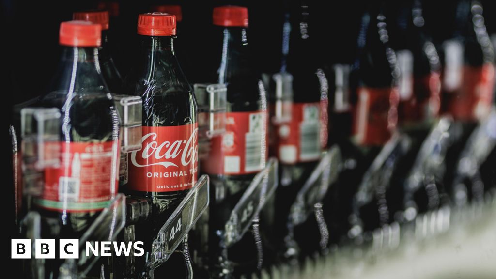 Coca-Cola mengatakan itu bisa menggunakan lebih banyak plastik karena tarif Trump