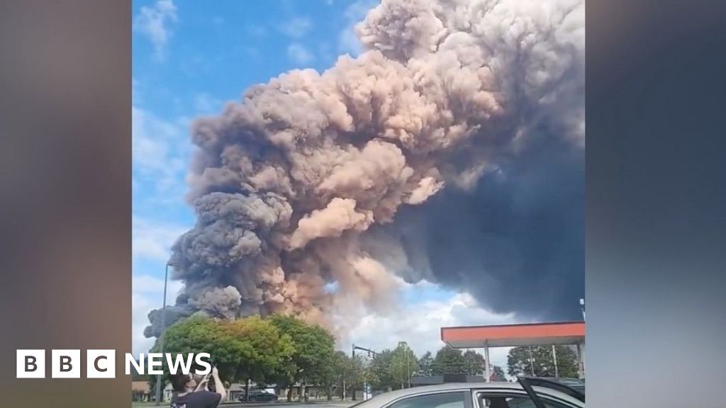 Chemical plant fire causes huge smoke plumes in Georgia