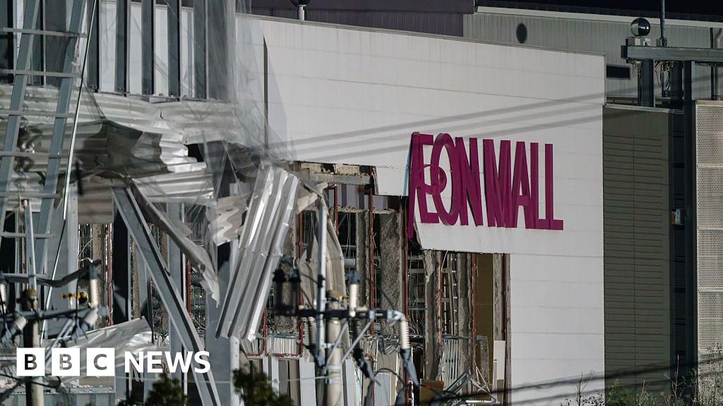 Japan earthquake: Two workers told to re-enter Aeon Mall before fatal explosion – bbc.com  www.bbc.com