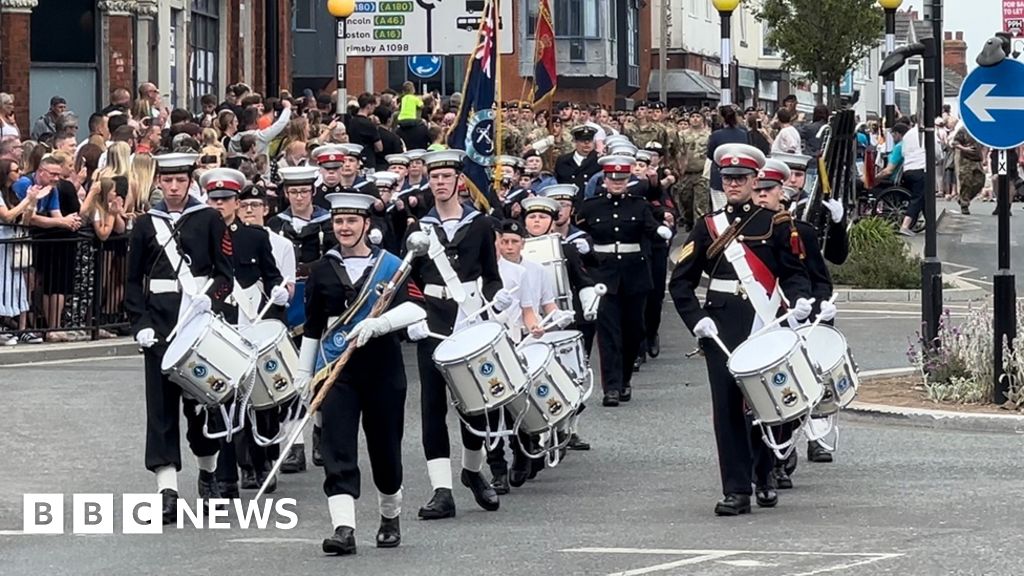 Cleethorpes armed forces event attracts 200,000 crowd BBC News Cleethorpes armed forces event attracts 200,000 crowd BBC News