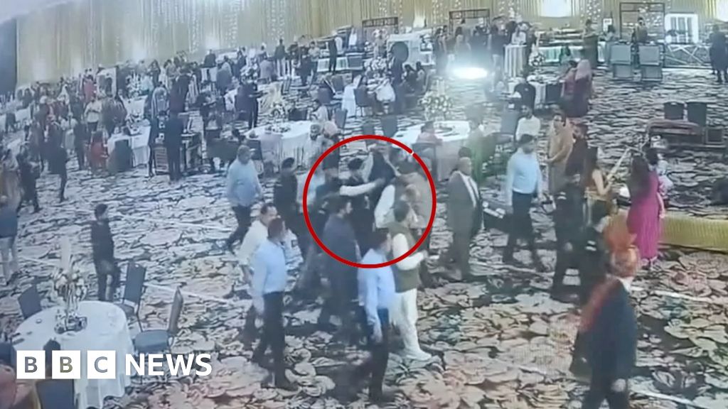 فيديو يوثق لحظة مرور رصاصة بجانب رئيس وزراء سابق لكشمير