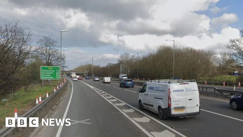 A12 crash at Brentwood partially closes carriageway - BBC News