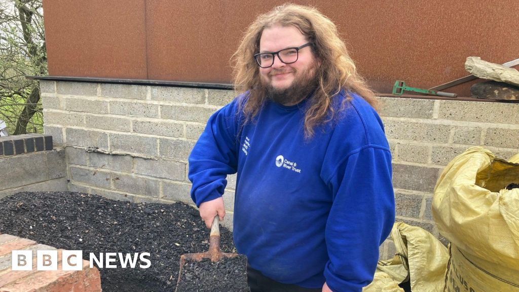 Train ash used to seal leaky canal lock gates