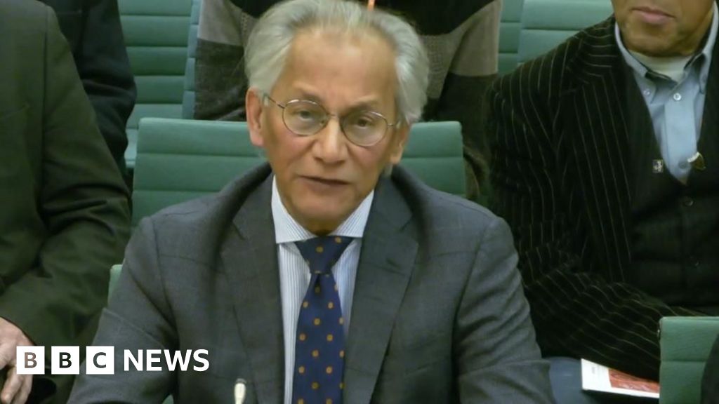 <div>BBC chairman vows to stay to 'fix' problems</div>