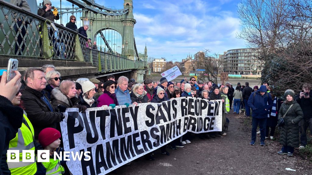 Protest calls to fully reopen Hammersmith Bridge