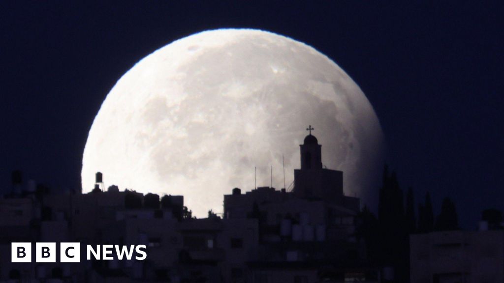 Supermoon and lunar eclipse delight stargazers