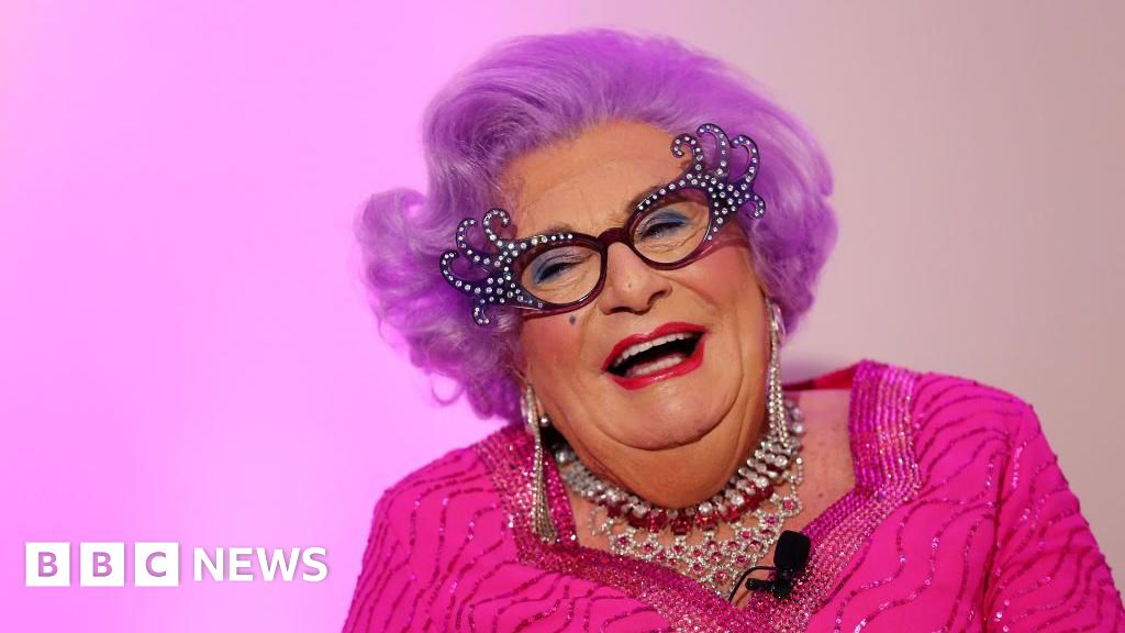 Kacamata Barry Humphries ‘Dame Edna dilelang seharga £ 37.800