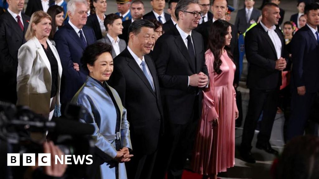 ترحيب على السجادة الحمراء في صربيا للرئيس الصيني شي جين بينغ