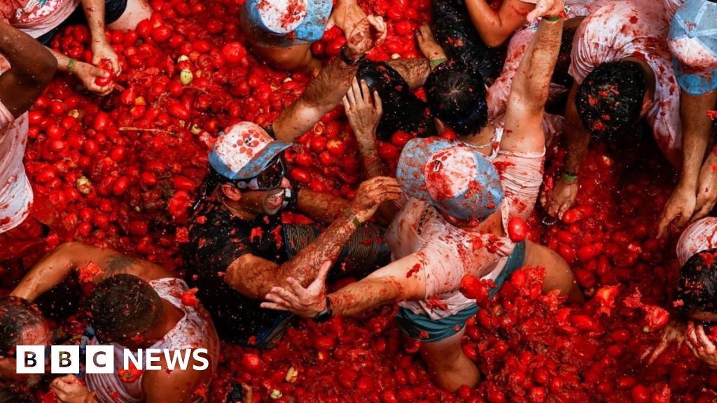 Thousands play with tomatoes at La Tomatina Festival