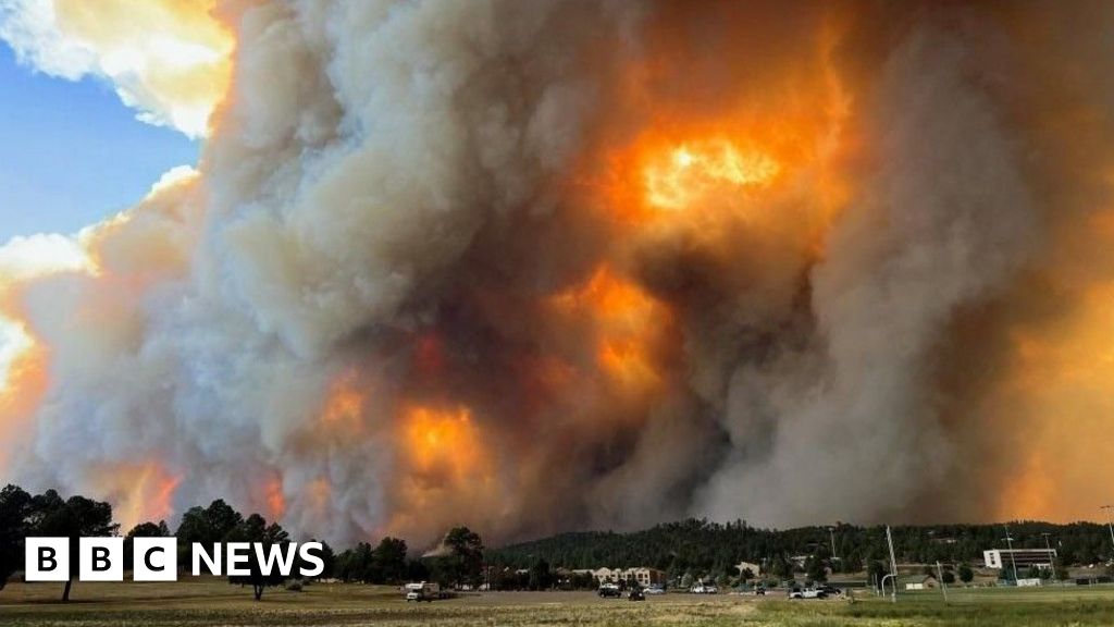 Villagers 'scared to death' by New Mexico wildfires