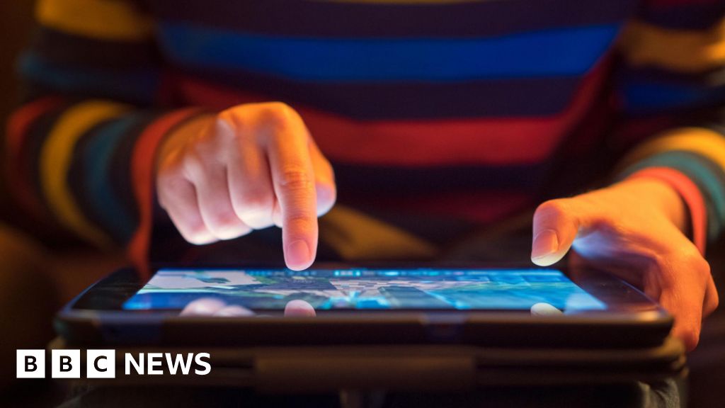 Free iPad scheme suspended to fund Scottish council pay deals