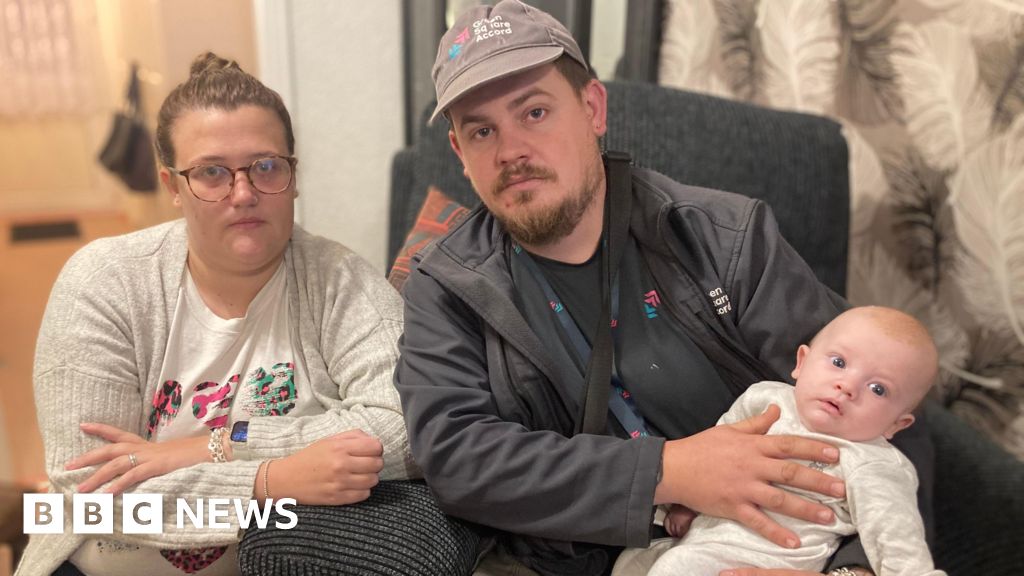 Sewage flooding devastates homes on Willenhall estate - BBC News