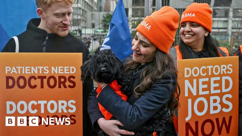 Starmer calls doctors' strike 'dangerous' as five-day walkout begins