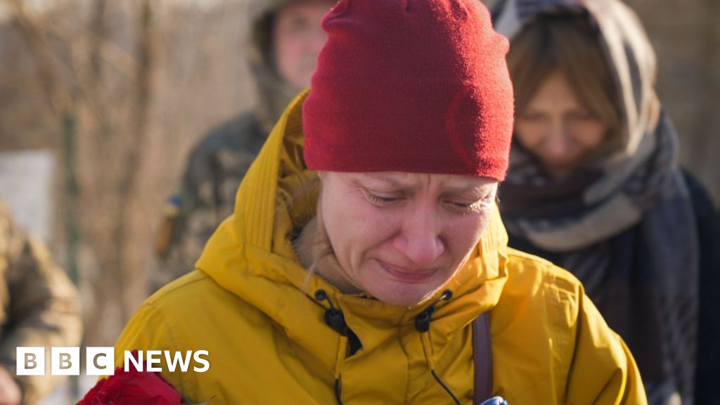 Страхувайки се, че Русия ще превземе града й, вдовицата от войната премества гроба на съпруга в Киев