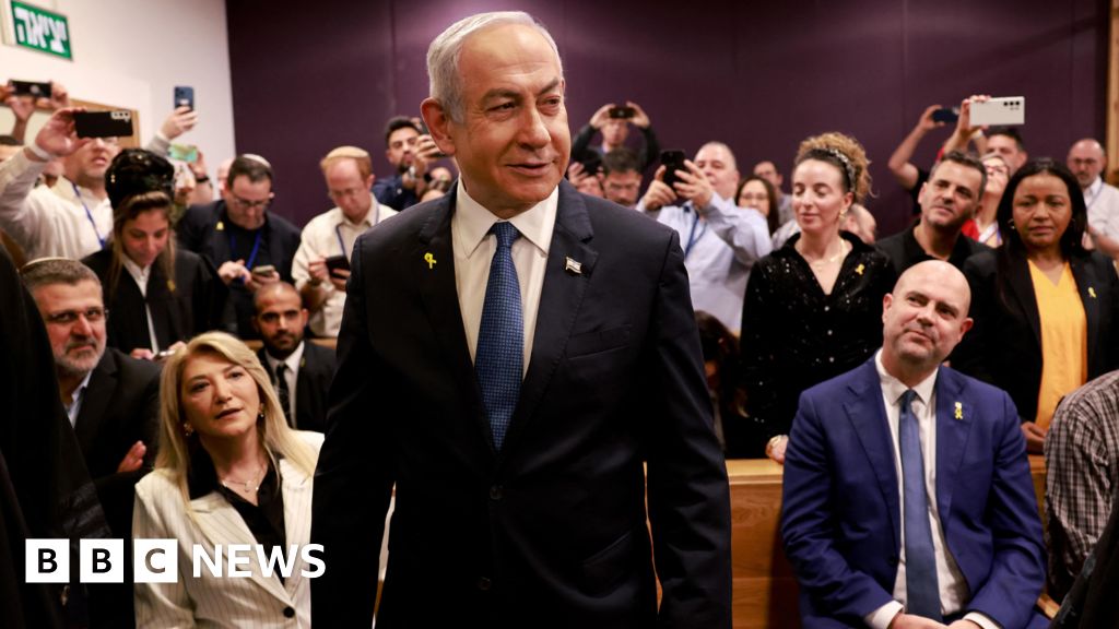 Netanyahu rejects 'absurd' charges at corruption trial