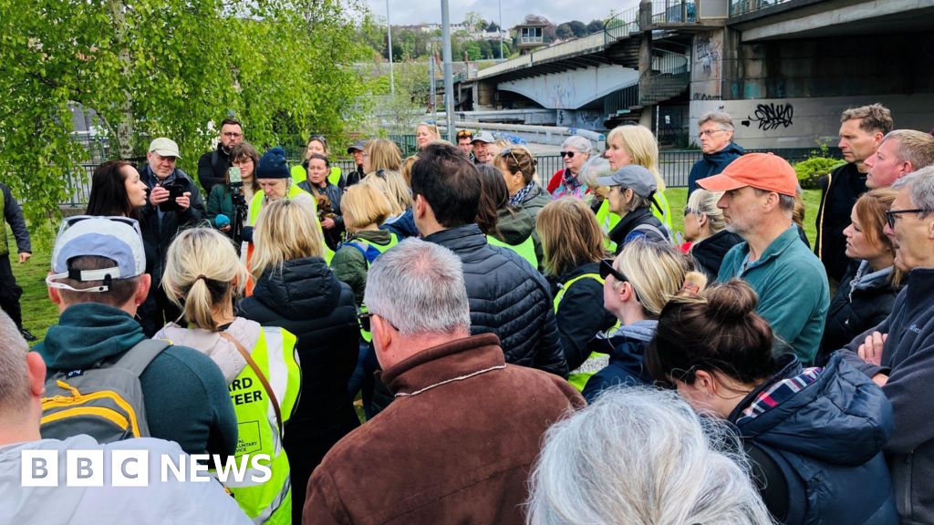 Crowds gathering neat Brunel Bridge