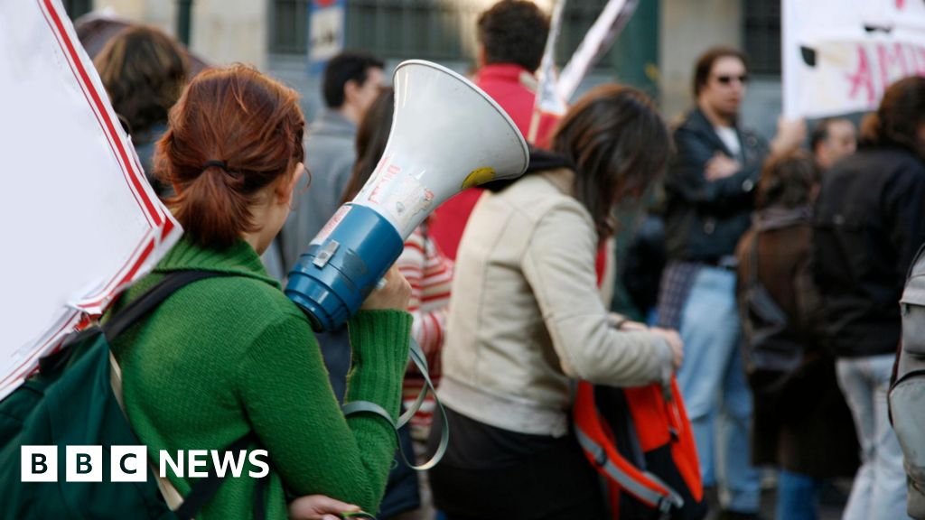 Government delays university free-speech fines